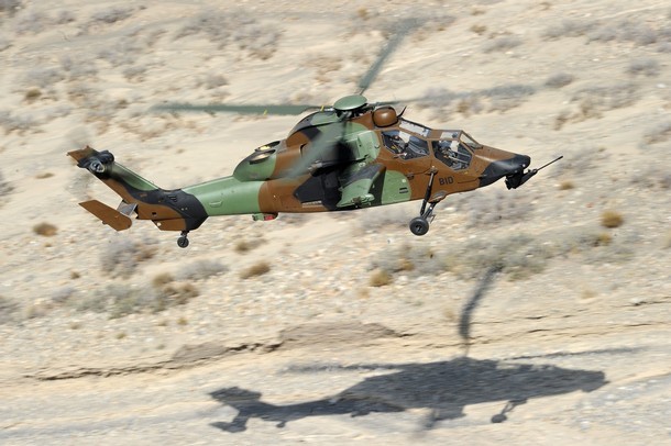 Một chiếc trực thăng chiến đấu Eurocopter Tiger đang bay trên bầu trời Kabul (ảnh chụp ngày 11/9/2011).
